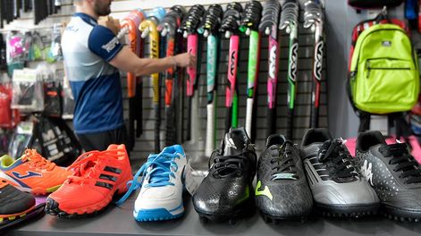 Los Andes | Faltantes en indumentaria deportiva importada. Cuesta conseguir botines, patines, mallas, palos de hockey y otros productos importados. / Foto: Orlando Pelichotti
