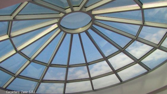 Vistas al cielo con techos vidriados de aluminio
