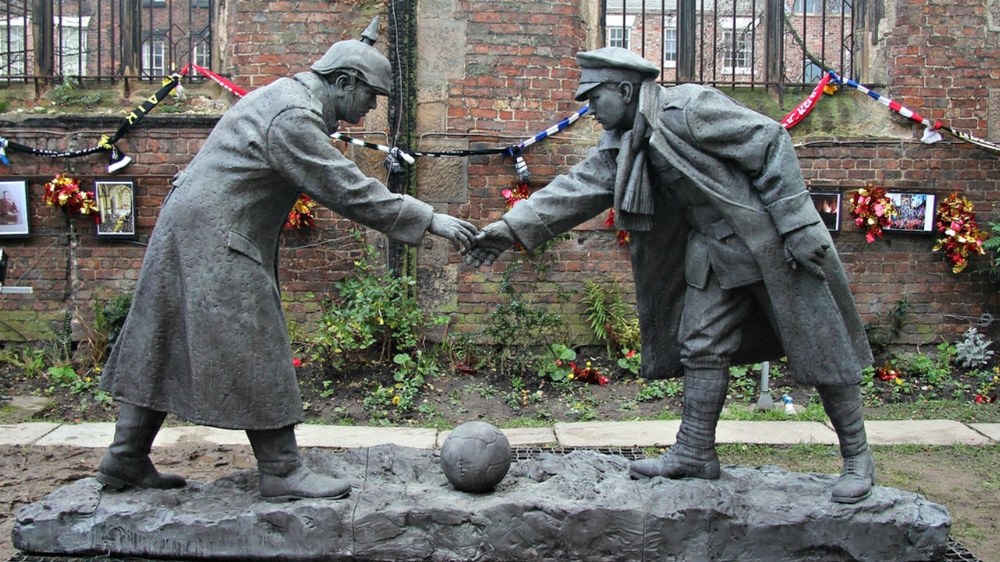 Estatua del armisticio del Día de Navidad en Liverpool, Reino Unido. Dos figuras a punto de darse la mano, capturan el momento en que los soldados británicos y alemanes dejaron de pelear y jugaron fútbol el Día de Navidad de 1914 en la Primera Guerra Mundial.