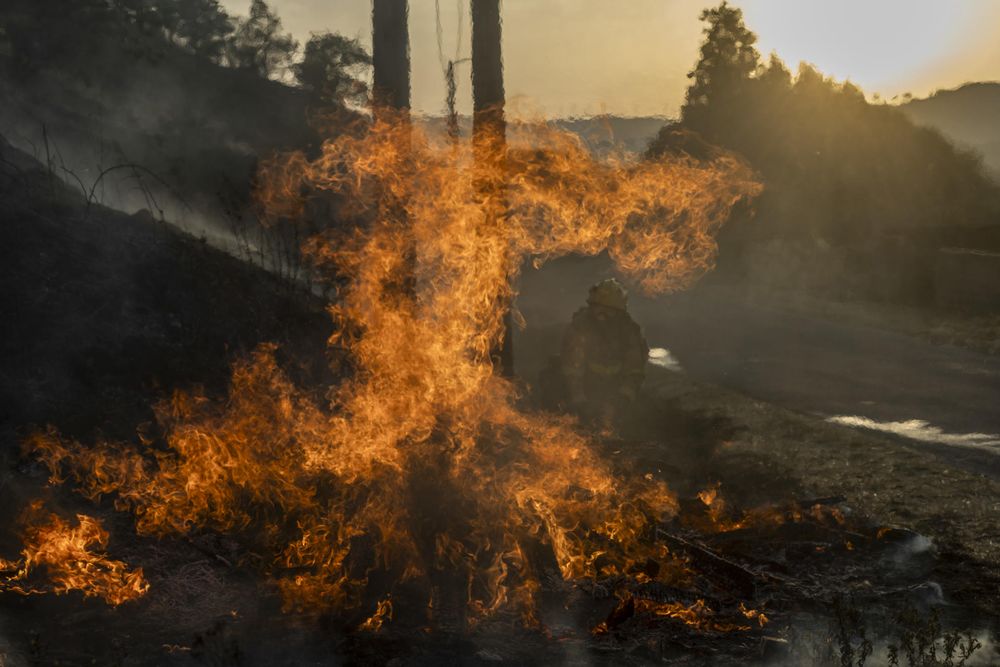 Los bomberos durante las labores de extinción del incendio que afecta este miércoles al municipio de Monterrei (Ourense).&nbsp;