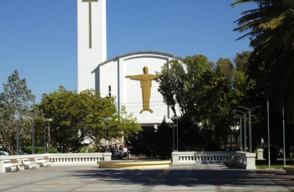 Video: viralizaron la filmación del robo a una iglesia y el delincuente se vio obligado a devolver todo lo que se llevó