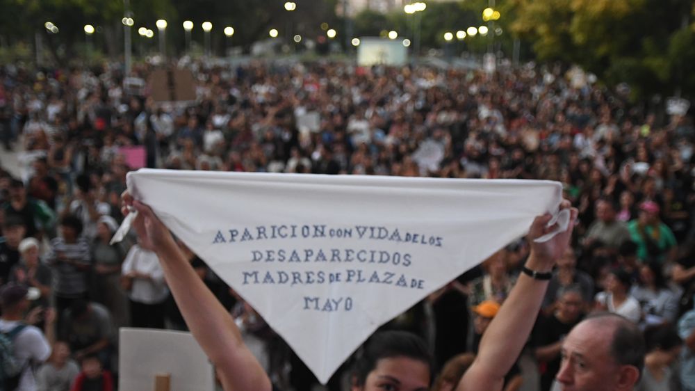 Multitudinaria marcha por las calles del centro de Mendoza a 50 años del golpe militar y que concluyó en la explanada de Casa de Gobierno.