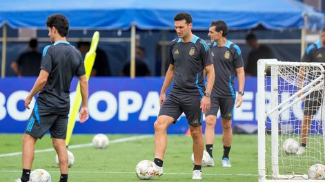 Los Andes | Lionel Scaloni al frente del primer entrenamiento de la Selección Argentina. / Gentileza.