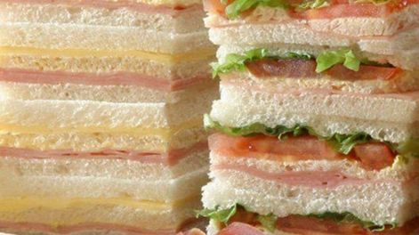 Los sánguches de miga siguen siendo una de las opciones más elegidas para las fiestas por su rendimiento y practicidad.