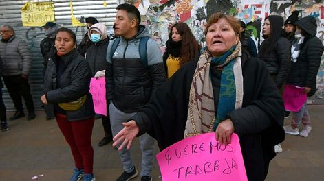 Los Andes | Después de cinco meses, la Feria Persa ubicada en la calle General Paz sufrió un devastador incendio que afectó a 65 familias, que quedaron sin continuidad laboral. Algunos de los feriantes reclaman por sus fuentes laborales en la misma vereda esta mañana