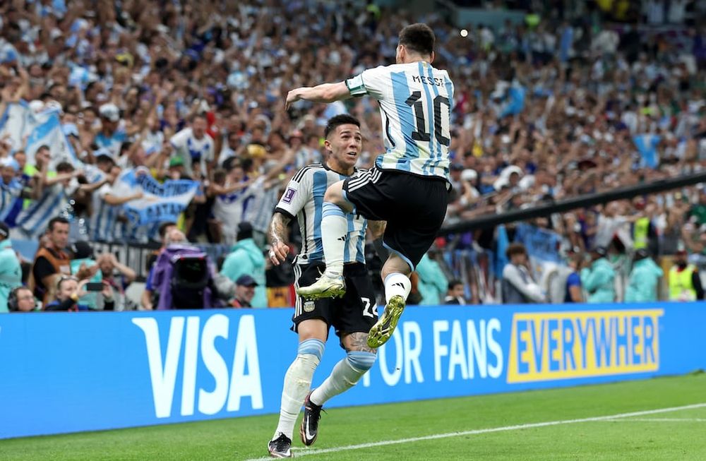 Enzo Fernández y Lionel Messi festejan el segundo gol de la Selección Argentina ante México por el Grupo C del Mundial de Qatar. / Prensa Selección Argentina.