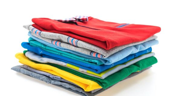 Reciclar tus remeras usadas es una forma de organizar algunos lugares del hogar.