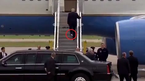 ¡Papelón! Trump se embarcó en el Air Force One con papel higiénico pegado al zapato