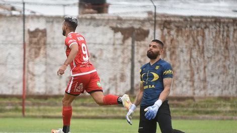 Matías Persia aprovechó un error en el fondo y decretó el 2-0 para el Deportivo Maipú. / Nicolás Ríos.
