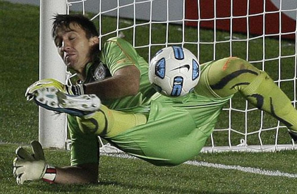 El arquero de la Celeste sufrió una fuerte torcedura en un dedo y hoy será evaluado para determinar su presencia en el juego de mañana. / Gentileza.