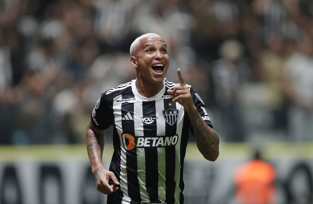 Deyverson, del Atlético Mineiro, festeja luego de marcar ante River. / Foto: AP