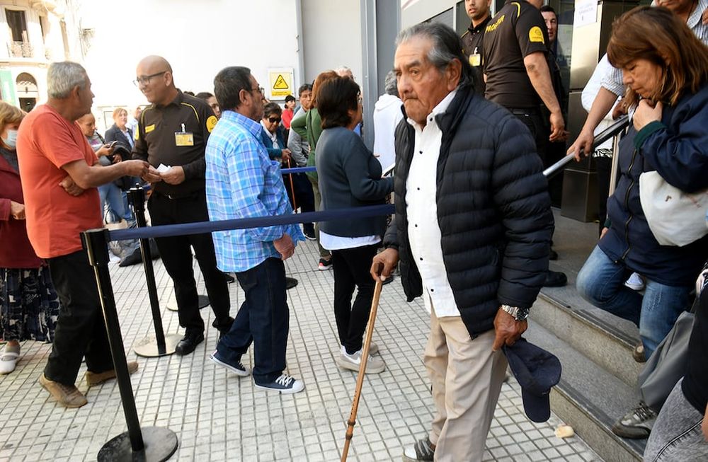 Jubilados cobrando su haber cada mes