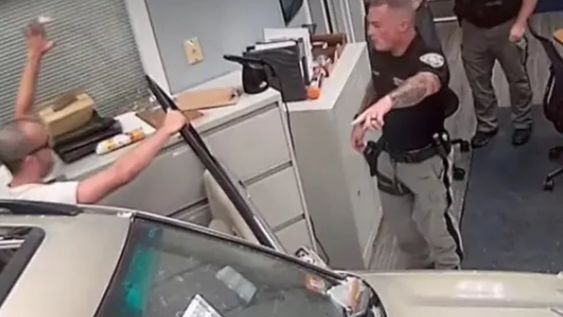 El trágico hecho ocurrió el 20 de septiembre y se observa que el vehículo atravesó una pared de la comisaría. Gentileza: 20 minutos.