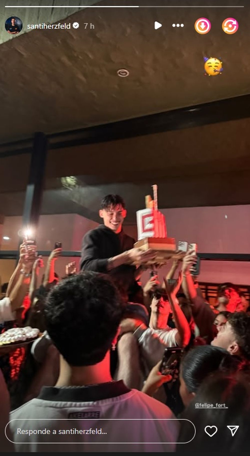 Felipe Fort cumplió 21 y celebró con una insólita torta (1).jpg
