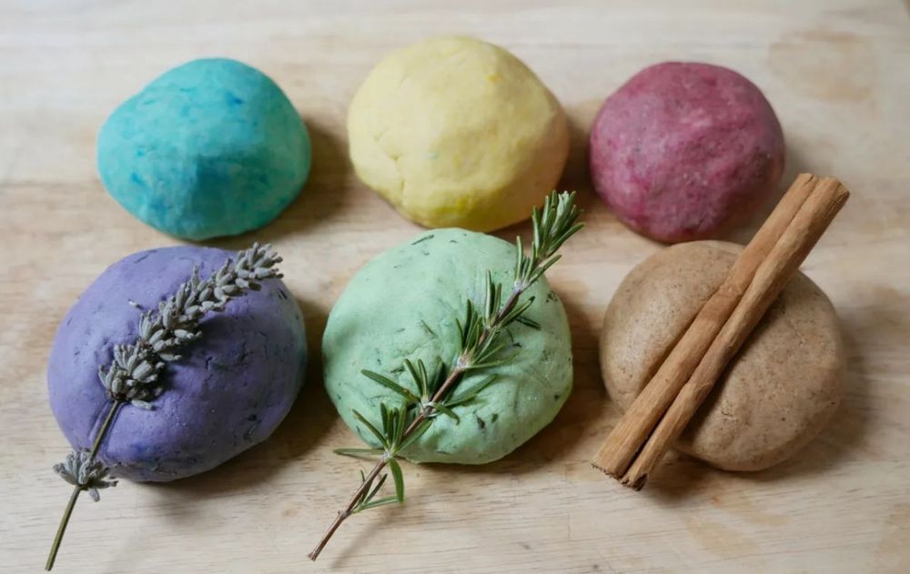 Las piedras aromáticas de sal llevan pocos ingredientes y un proceso sencillo. Para zonas pequeñas como el baño, dejan un aroma constante todo el día.