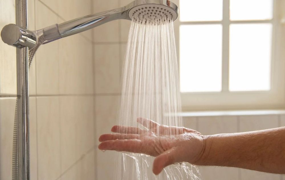 Secar las superficies accesibles también puede reducir las marcas que quedan cuando las gotas se evaporan.