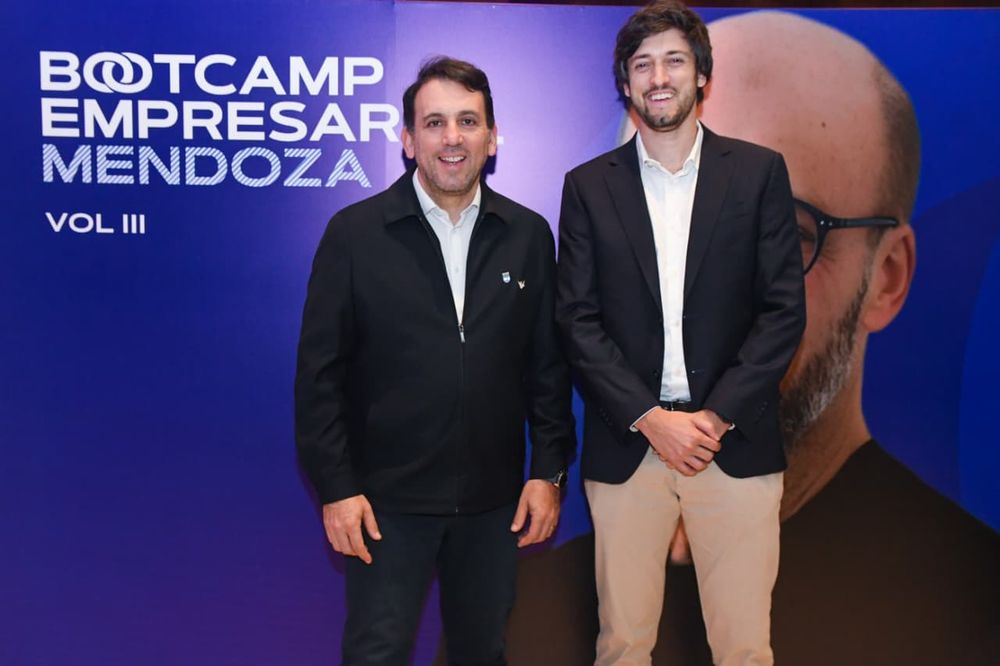 Tadeo García Zalazar, ministro de Educación, Cultura, Infancias y director general de Escuelas, junto a Juan Martín Cappellini, head de Uber Eats Argentina, uno de los referentes empresariales de la programación.