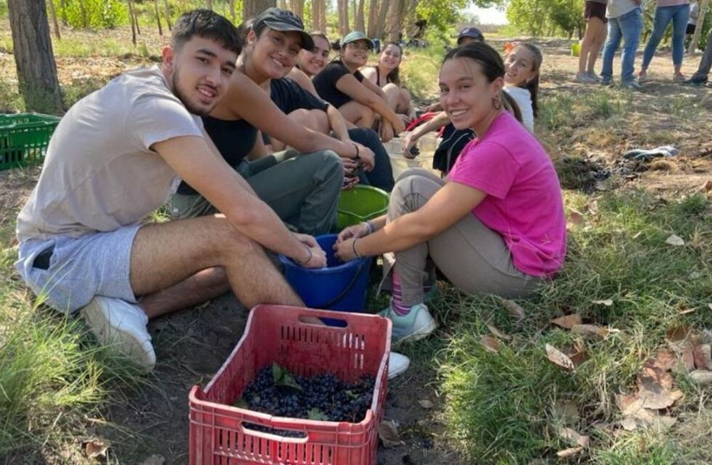 UNCUYO cosmopolita: estudiantes franceses estuvieron en el Liceo Agrícola para conocer la cultura vitivinícola.
