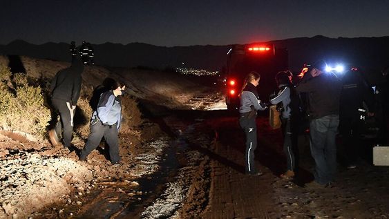 Los cuerpos fueron hallados en un desagüe en Rodeo del Medio. Peritan una camioneta para saber si allí los trasladaron. / Foto: José Gutiérrez