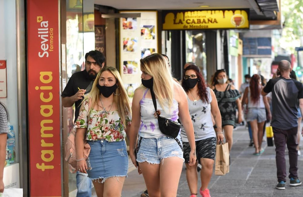 Los infectólogos advierten que el virus seguirá circulando durante la época estival, propensa a las aglomeraciones, sobre todo en las zonas de mayor afluencia turística / Mariana Villa