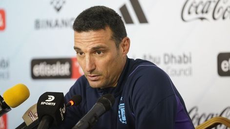 Lionel Scaloni habló en Abu Dhabi a horas del inicio del Mundial 2022. / Clarín