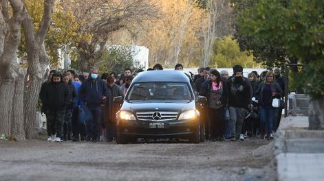 Los Andes | Un centenar de familiares y vecinos despidió los restos de la joven madre en el cementerio de Buen Orden. Foto: José Gutiérrez / Los Andes
