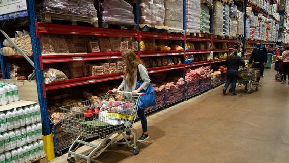 Los productos importados impulsaron los precios mayoristas en abril. Foto: Los Andes