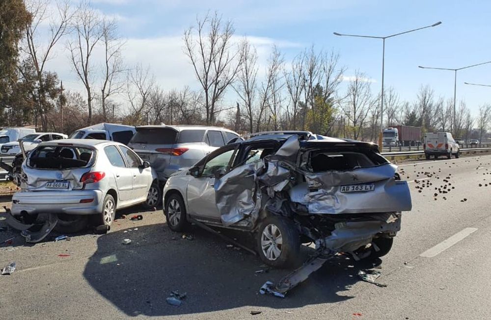 Fuerte choque múltiple en el Acceso Sur generó demoras en el tránsito