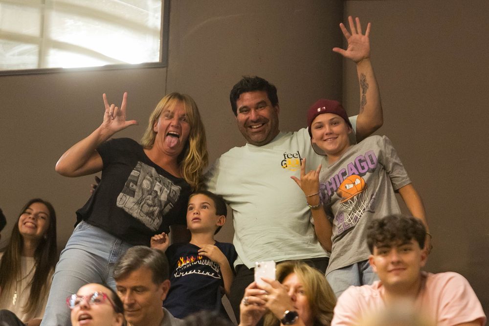 También los más chicos estuvieron presentes en la Arena Aconcagua, acompañados por sus familias en una noche donde el trap se vivió en modo generacional