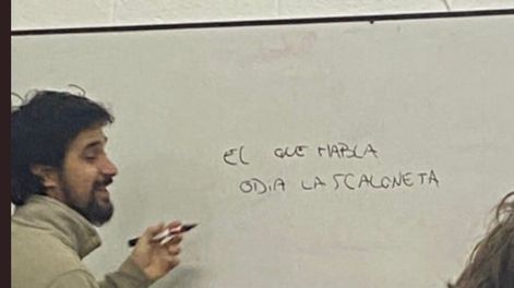 Un docente implementó una particular forma para calmar a sus alumnos: “El que habla odia a la Scaloneta”