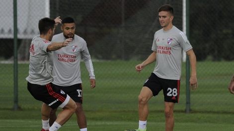 la ficha clave que adquirió Gallardo. Palavecino (derecha, con la pelota) fue convocado para enfrentar a Rosario Central.