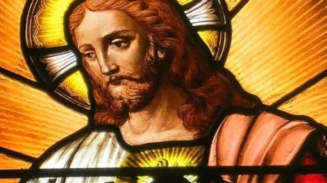 Jesús  le dijo: “Ustedes, los fariseos, limpian el exterior del vaso y del plato; en cambio, el interior de ustedes está lleno de robos y maldad. ¡Insensatos!