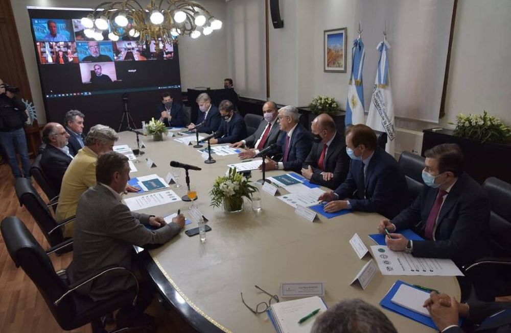 Encuentro. Imagen del primer encuentro que mantuvo el ministro de Agricultura, Ganadería y Pesca de la Nación, Julián Domínguez, con la CEEA semanas atrás.