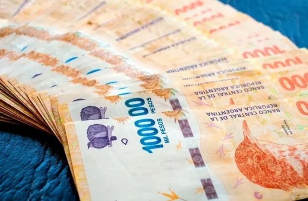 Debido al exceso de billetes, muchos bancos deben guardar toneladas de estos esperando a que el Banco Central los retire.