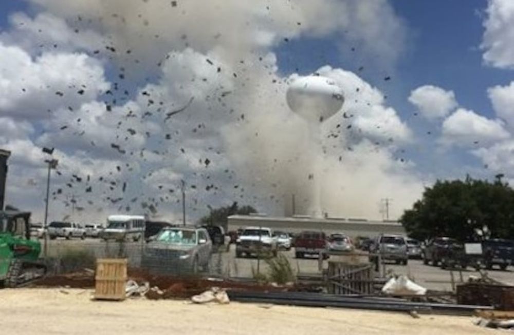 Una explosión en un hospital en Texas dejó al menos un muerto y 12 heridos