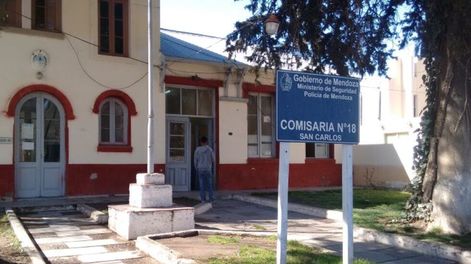 Los Andes | Según la denuncia de la joven, el policía de guardia en la comisaría 18 le exigió sexo a cambio de tomarle la denuncia.