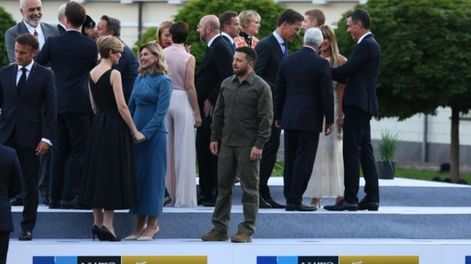El presidente de Ucrania, Volodimir Zelenski, solo mientras su esposa Olenka saluda entre mandatarios miembros de la OTAN en Vilna, Lituania, el pasado miércoles 12 de julio.