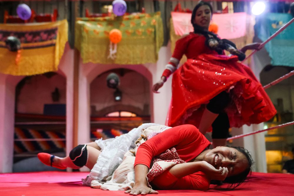 Las peleas de cholitas (mujeres de pollera) son un espectáculo cultural y deportivo muy conocido, mezcla de lucha libre, turismo y tradición aimara. Son combates inspirados en la lucha libre mexicana y el catch boliviano. Combinan acrobacias, humor, actuación y una narrativa donde muchas veces la cholita lucha contra 'el abusivo' o 'el villano'. 