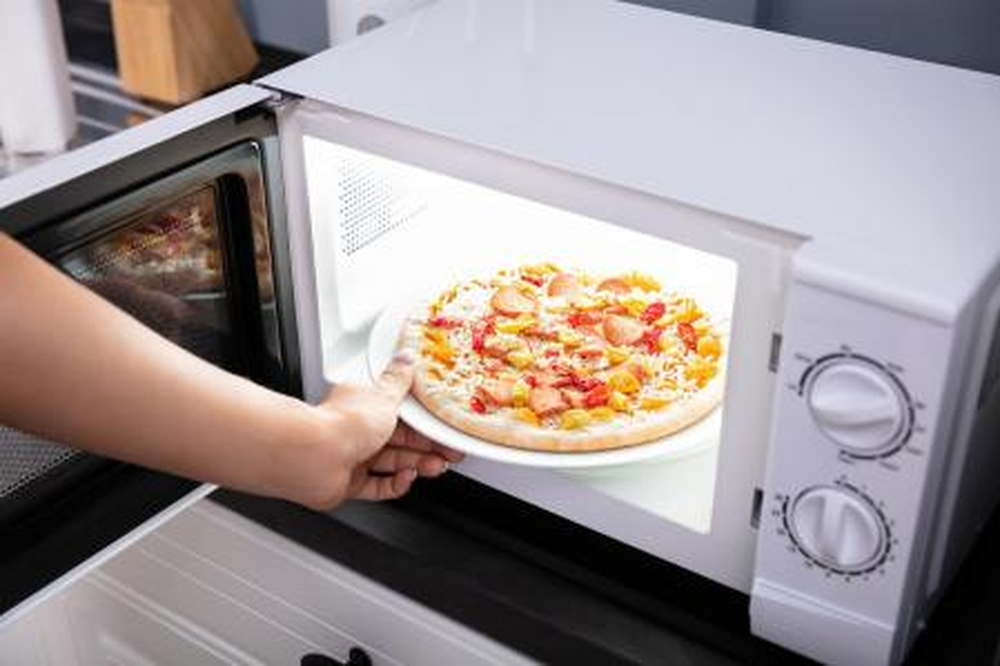 Calentar comida en el microondas: estas son las diferencias de hacerlo con o sin tapa.