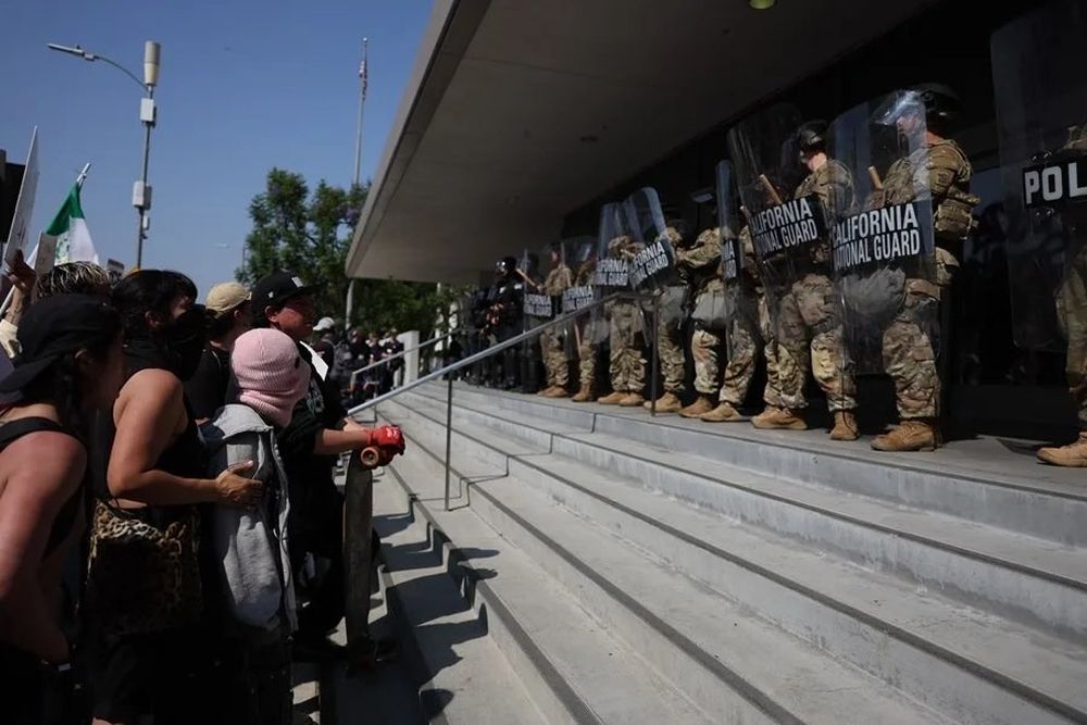 Protestantes frente a miembros de la Guardia Nacional de California, en Los Ángeles