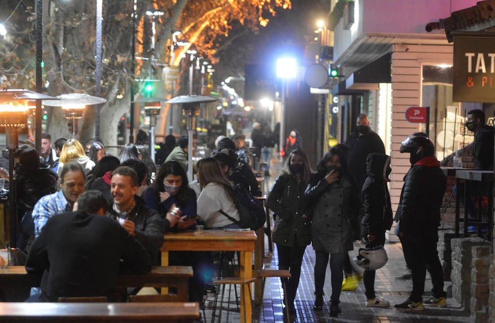 En la ciudad de Mendoza no existen locales habilitados como bares y garantizarán que ningún local gastronómico funcione como tal. Nicolás Ríos / Los Andes