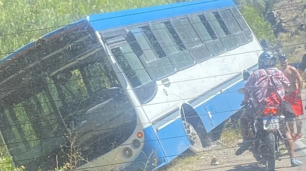 Un colectivo quedó al borde del barranco en Valle Grande tras evitar un choque frontal.