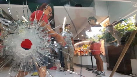 Los Andes | Así quedó el supermercado Único en Rosario, propiedad de la familia de Antonela Roccuzzo. Fue baleado 14 veces. Además, los delincuentes dejaron un mensaje mafioso para Lionel Messi. (Foto: Clarín)