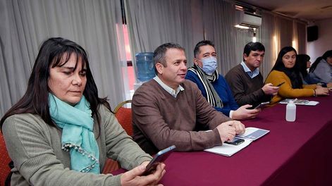 Los Andes | El SUTE organiza jornada de protestas y reclamos.Las conversaciones por las paritarias  iniciaron esta jornada con el SUTE y terminó con un cuarto intermedio hasta el próximo jueves. Luego lo hará con ATE y Ampros. Expectativa de los sindicatos, que ag