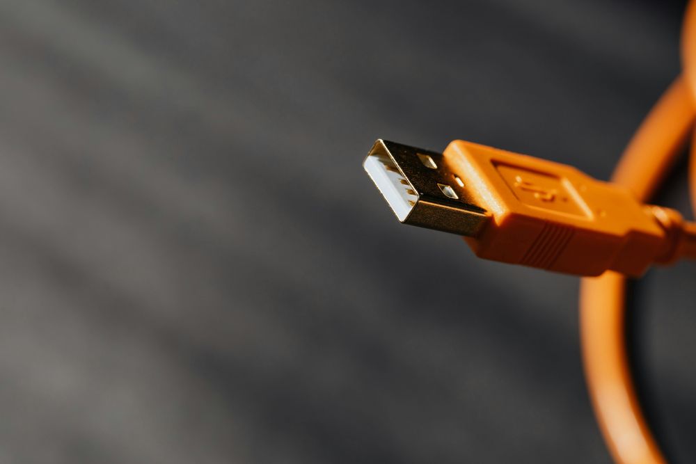 La funci&oacute;n poco conocida del puerto USB del televisor: va m&aacute;s all&aacute; de cargar el celular