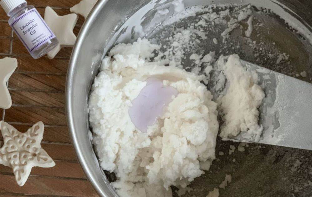 Las piedras aromáticas de sal llevan pocos ingredientes y un proceso sencillo. Para zonas pequeñas como el baño, dejan un aroma constante todo el día.