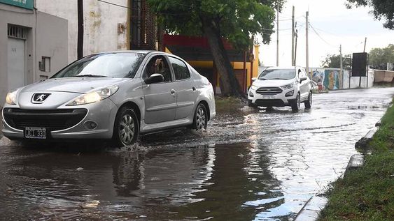 La fuerte tormenta de este miércoles dejó 85 intervenciones por episodios de Defensa Civil de todo tipo en la provincia. Foto: José Gutierrez / Los Andes.