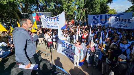 El secretario general del SUTE, Gustavo Correa, se sienta a negociar con el Gobierno provincial.&nbsp;