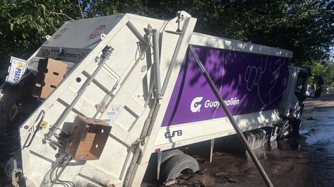 Insólito: una perdida de agua se tragó a un camión de basura y organizan un gran operativo para sacarlo