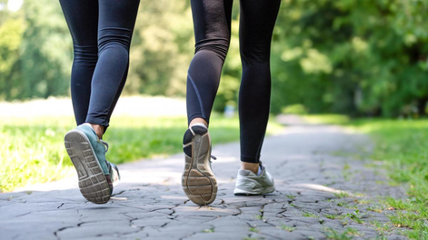 La psicología revela cómo caminar rápido influye en deporte, salud y vida.